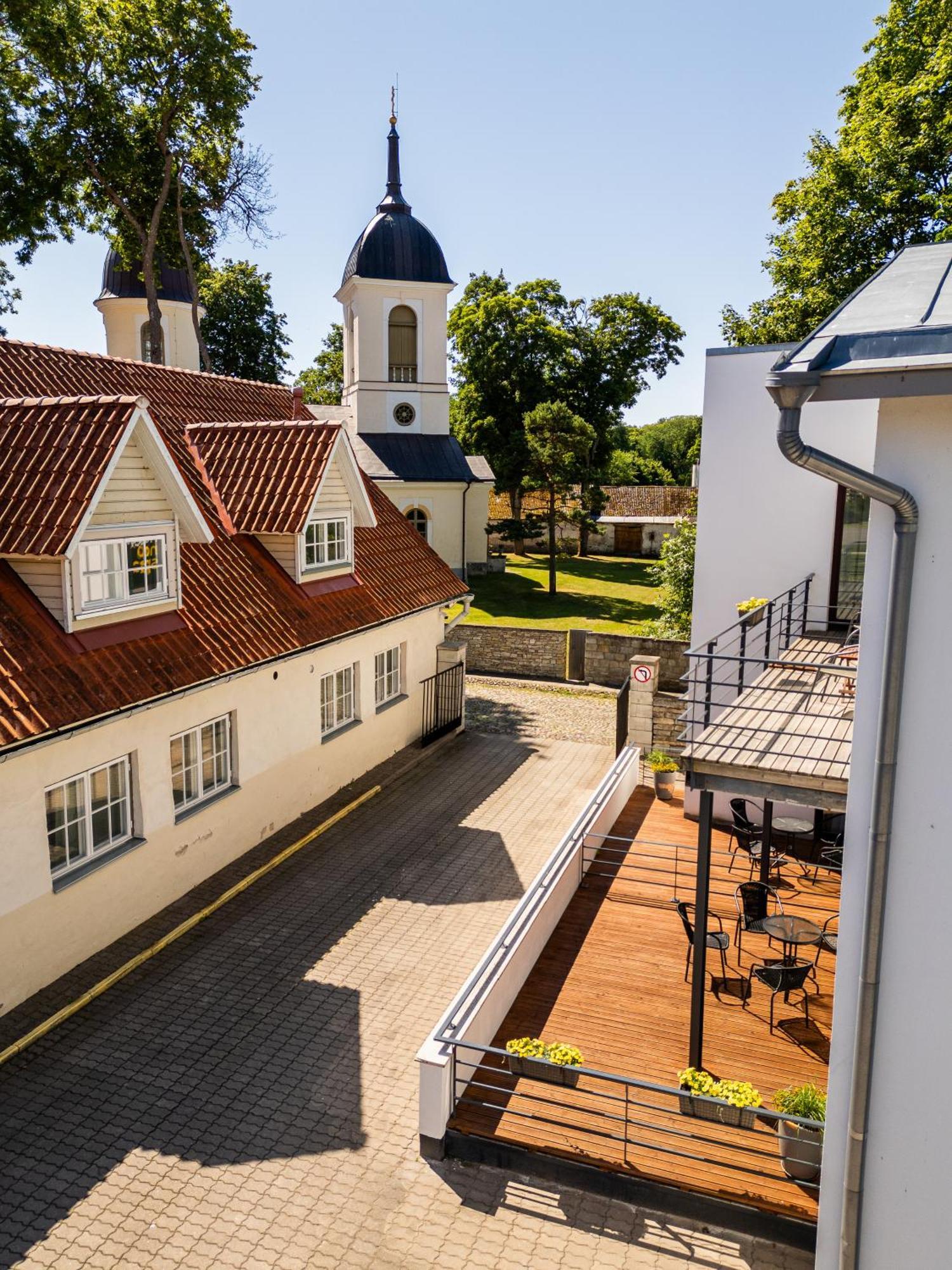 Hotel Nospa Kuressaare Extérieur photo